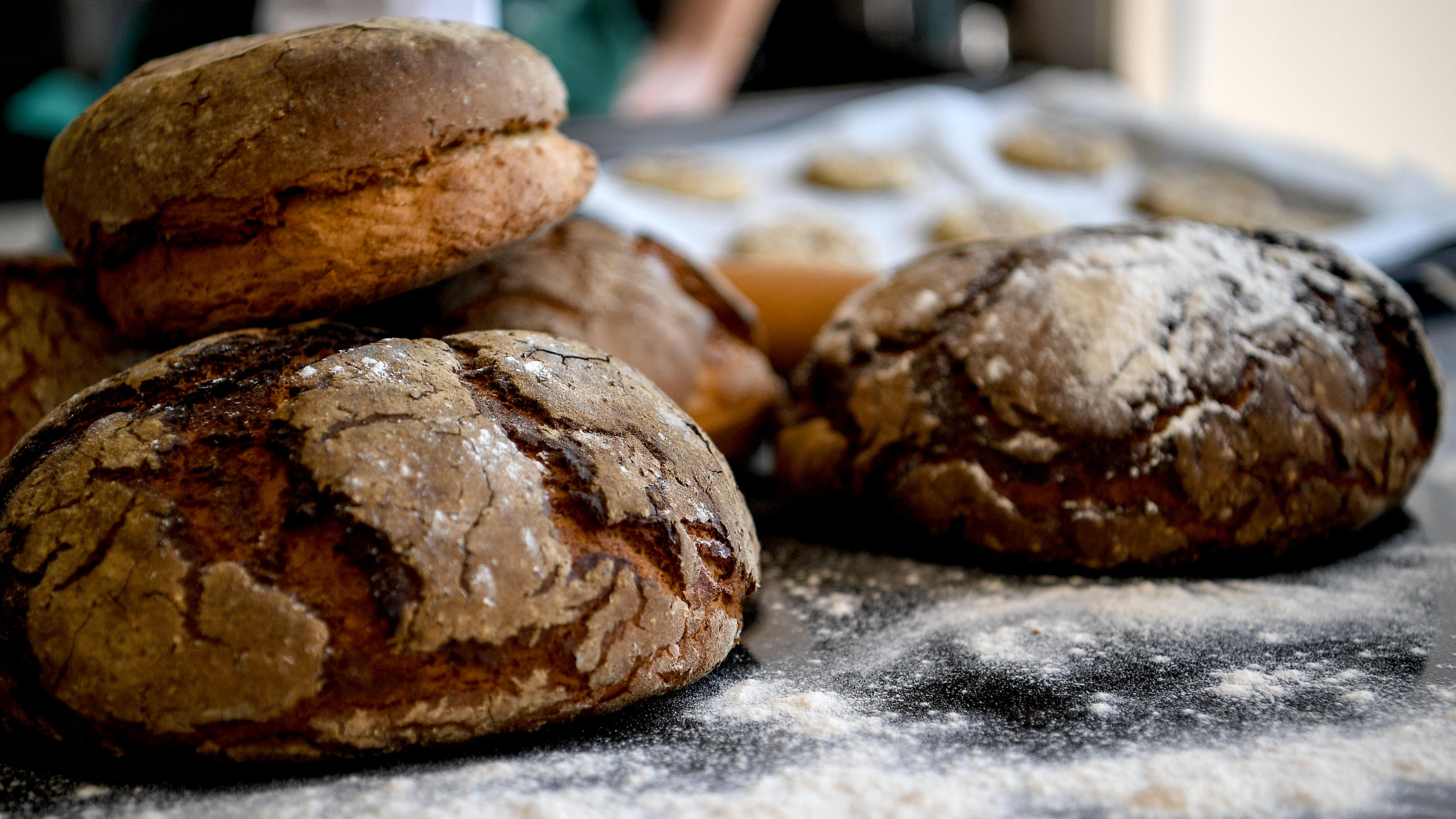 ARCHIV - 21.04.2020, Berlin: Frisch gebackenes Brot liegt auf einem Küchentisch. (zu "Brot ist in der Corona-Krise gefragt - Zeit der Hamsterkäufe vorbei") Foto: Britta Pedersen/dpa-Zentralbild/dpa +++ dpa-Bildfunk +++