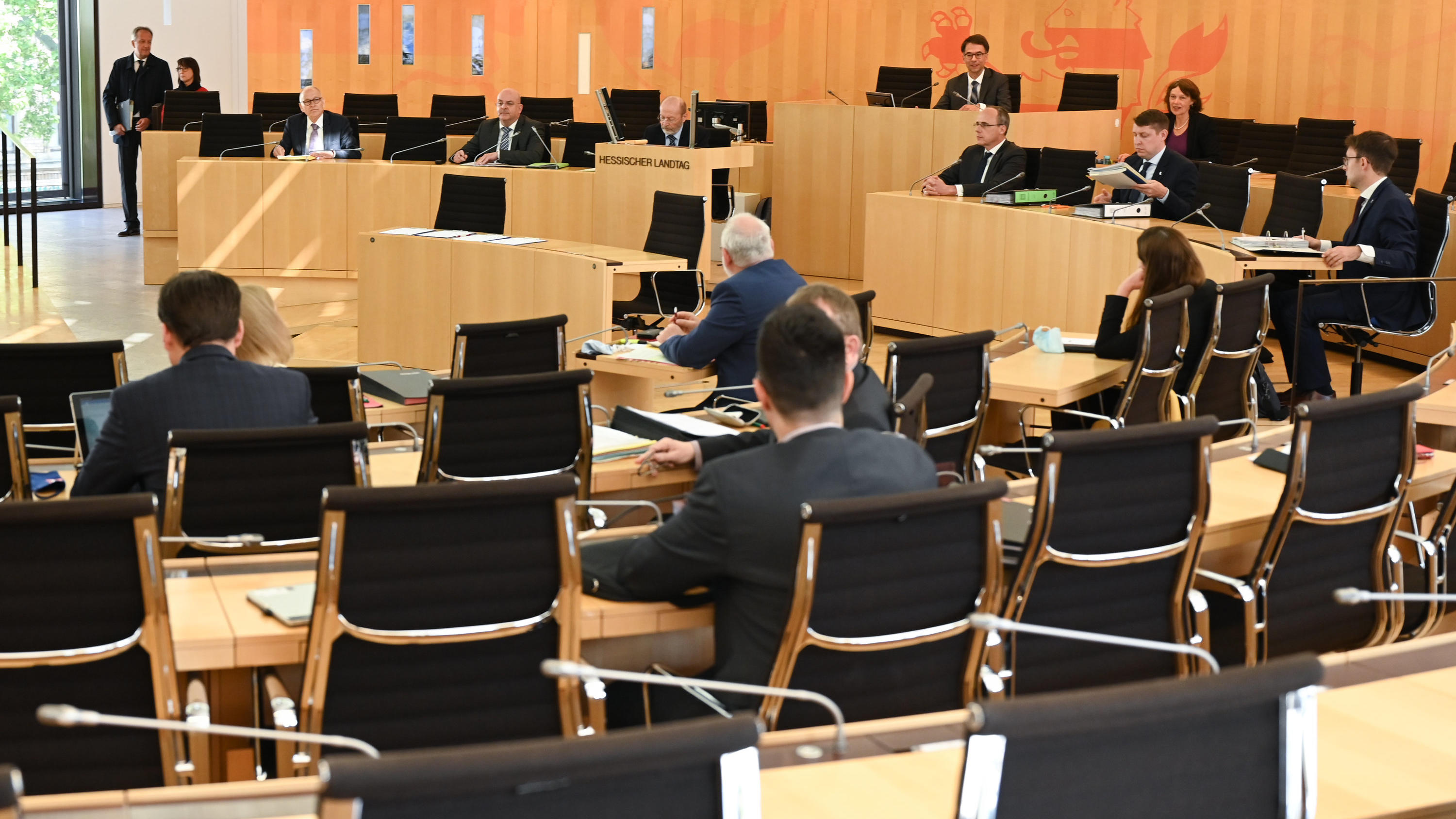 14.05.2020, Hessen, Wiesabaden: Die Mitglieder des Innenausschusses haben im Plenarsaal des Hessischen Landtags Platz genommen. Thema der Sitzung ist unter anderem der Stand der Ermittlungen sowie der Umgang mit Hinterbliebenen und Überlebenden des r
