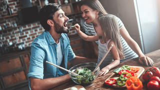 Junge Familie beim Kochen in der Küche