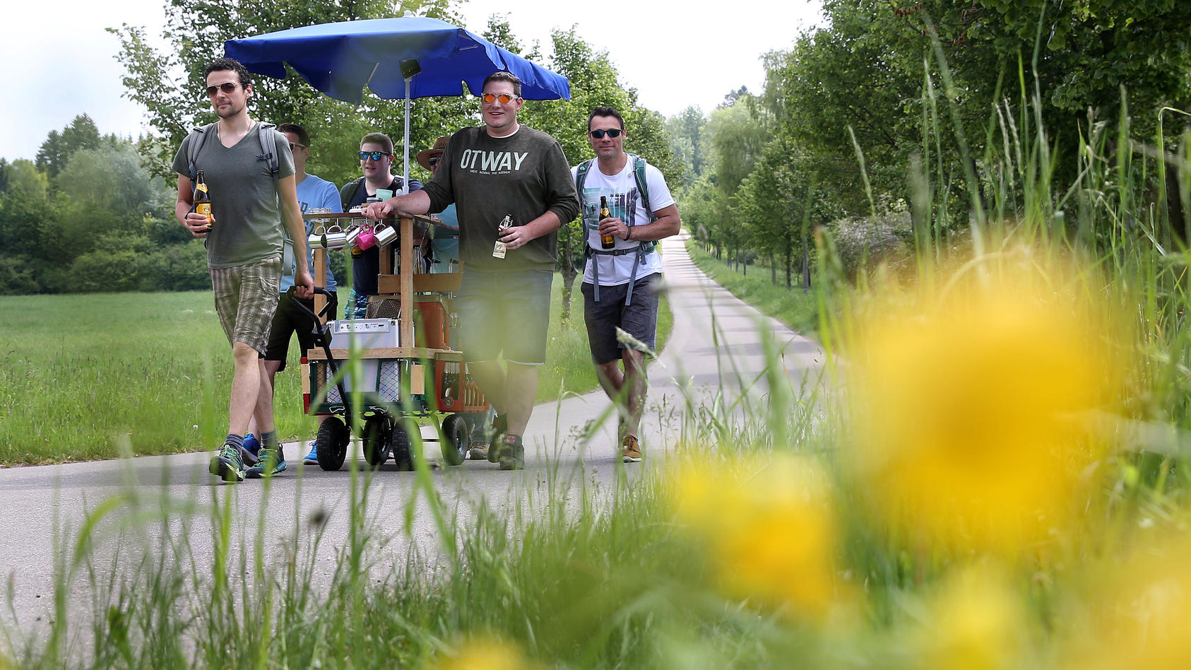 Eine Gruppe Männer ist am 25.05.2017 bei ihrer Vatertagstour mit Handwagen und einem Sonnenschirm bei Erisdorf (Baden-Württemberg).