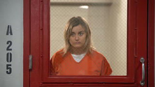 HANDOUT - Undatiert: Taylor Schilling als Piper Chapman in einer Szene der sechsten Staffel von "Orange Is The New Black" (OITNB). Nachschub aus dem Frauenknast: Am 27. Juli 2018 startet sechste Staffel der Serie  «Orange is the new Black» bei Netflix. (zu dpa "Jetzt noch härter: OITNB startet in die sechste Staffel" vom 25.07.2018) Foto: Jojo Whilden/Netflix/dpa - ACHTUNG: Verwendung nur im Zusammenhang mit der Berichterstattung über das Streaming der Serie "Orange Is The New Black" und nur mit Urhebernennung +++ dpa-Bildfunk +++