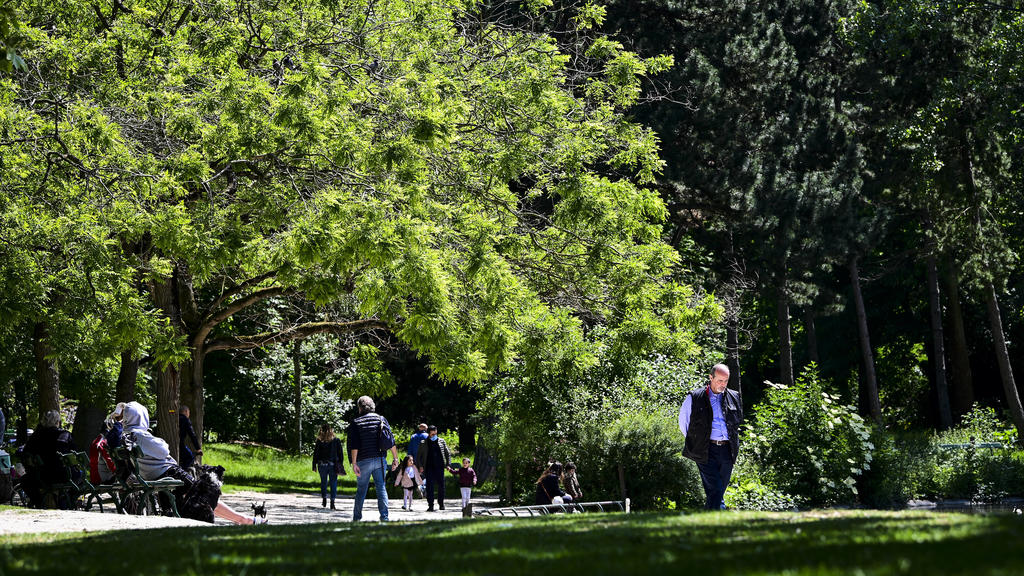 Les Parisiens peuvent a nouveau se promener flaner et s allonger sur les pistes et pelouses du bois de Vincennes NEWS : reouverture du Bois de Vincennes - Paris - 14/05/2020 JBAutissier/Panoramic PUBLICATIONxNOTxINxFRAxITAxBEL