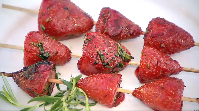 Gegrillte Erdbeerspieße mit grünem Pfeffer und Rosmarin