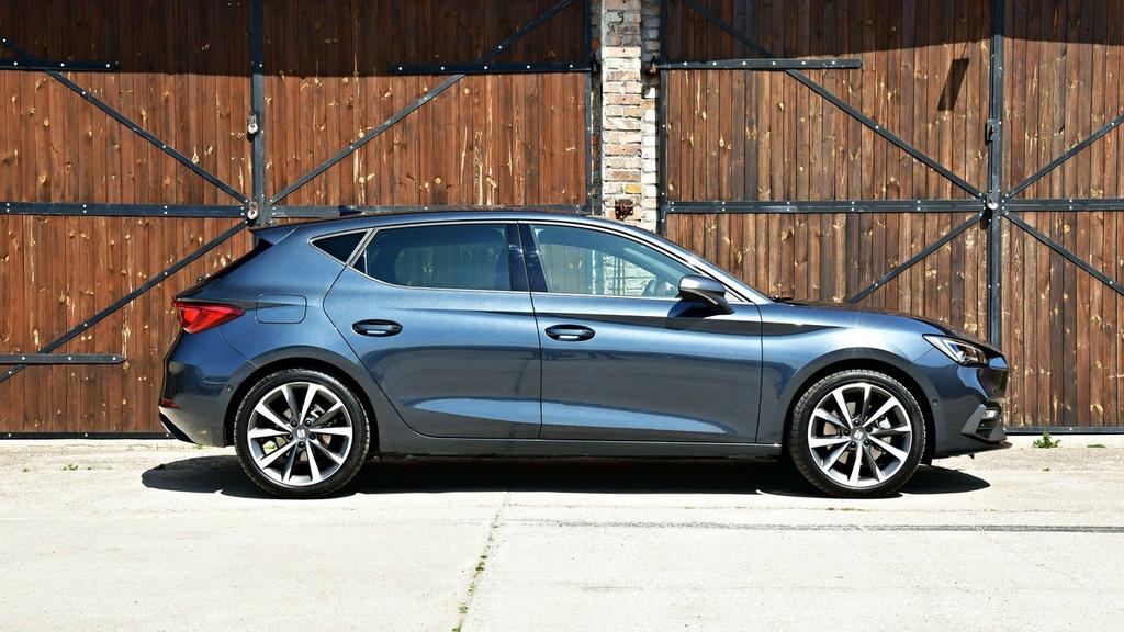 Auch in der Seitenansicht zeigt der Seat Leon sein scharfkantiges Design