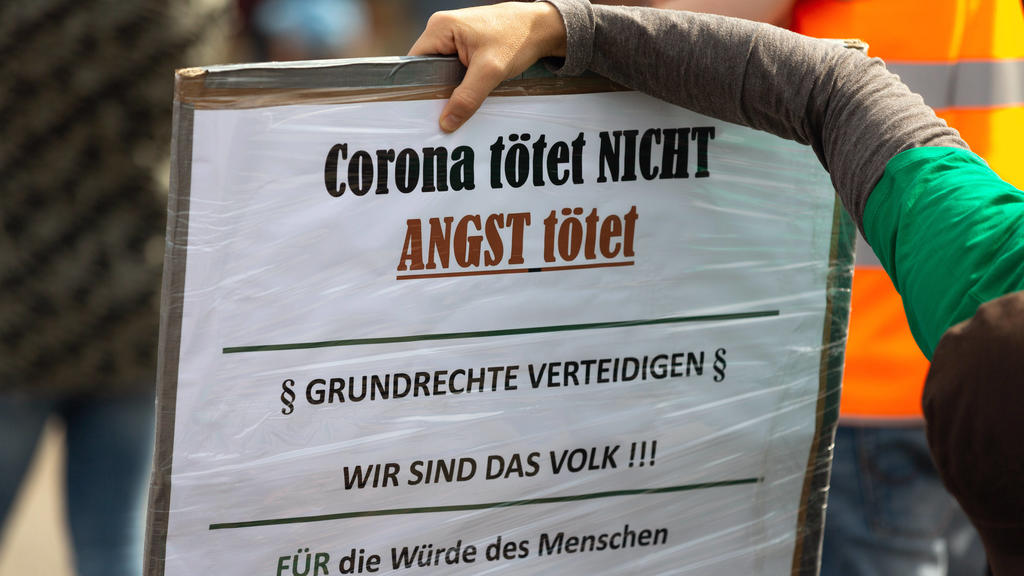 Bad Cannstatt Stuttgart Querdenken 711 Demo / 09.05.2020 Stuttgart Querdenken 711 Demo / 09.05.2020 *** Bad Cannstatt Stuttgart lateral thinking 711 Demo 09 05 2020 Stuttgart lateral thinking 711 Demo 09 05 2020 Copyright: xEibner-Pressefoto/Dimitri