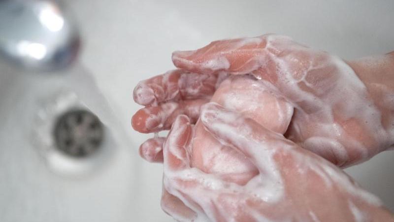 Eine Person wäscht sich die Hände mit Stücksteife