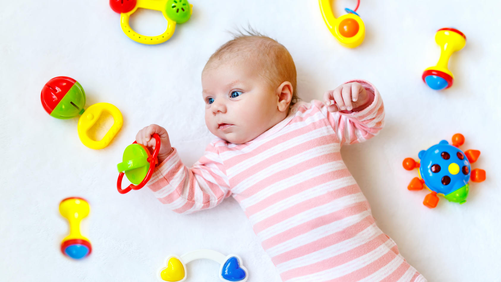 Mit dem richtigen Spielzeug die Entwicklung Ihres Babys fördern: Lesen Sie hier, was Sie bei der Auswahl der Spielsachen für Ihr Kind beachten sollten.
