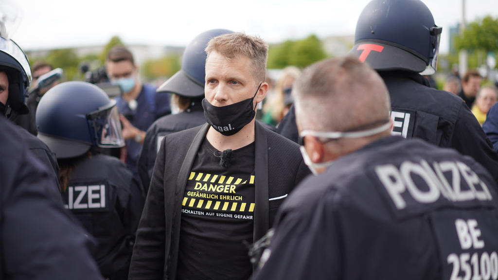 16.05.2020, Berlin: Comedian Oliver Pocher (M) im Gespräch mit einem Polizisten vor dem Reichstag. Vor dem Reichstagsgebäude hatten sich mehrere Hundert Menschen versammelt, um an einer Kundgebung des bekannten Kochs Hildmann teilzunehmen. Pocher, de