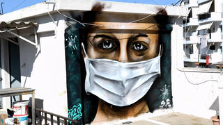  Der 16 Jahre alte S.F. sprayt auf einer Dachterrasse an der Vouliagmeni Strasse in Athen Graffiti, die durch das Thema Coronavirus inspiriert sind. Graffiti Sprayer in Athen PUBLICATIONxNOTxINxGRE ANE5060453