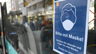 27.04.2020, Hessen, Frankfurt/Main: Ein Plakat mit der Aufschrift «Bitte mit Maske! Schützen Sie einander und tragen Sie eine Maske. Bleiben Sie gesund!» ist an der Haltestelle Konstabler Wache in einem Bus des Rhein-Main-Verkehrsverbunds angebracht. Foto: Arne Dedert/dpa +++ dpa-Bildfunk +++