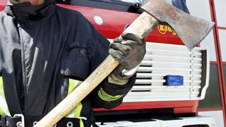 Der 34-jährige Berufsfeuerwehrmann Klaus Mottl steht am Mittwoch (16.06.2004) mit einer Axt in der Hand vor einem Feuerwehrauto in der Feuerwache Ludwigshafen-Nord. Klaus Mottl trägt seit dem 12.06.2004 den Titel "Toughest Firefighter Alive" (TFA) zu Deutsch etwa "Härtester Feuerwehrmann Deutschlands". Er gewann in seiner Altersklasse Jahrgang 1965-1969 den Wettbewerb, der nun zum sechsten Mal in Mönchengladbach ausgetragen wurde. Mit der Tätigkeit eines Feuerwehrmannes kombiniert mit Sport, wird in vier verschiedenen Stationen und sechs unterschiedlichen Altersklassen der Sieger ermittelt. Foto: Ronald Wittek dpa/lrs
