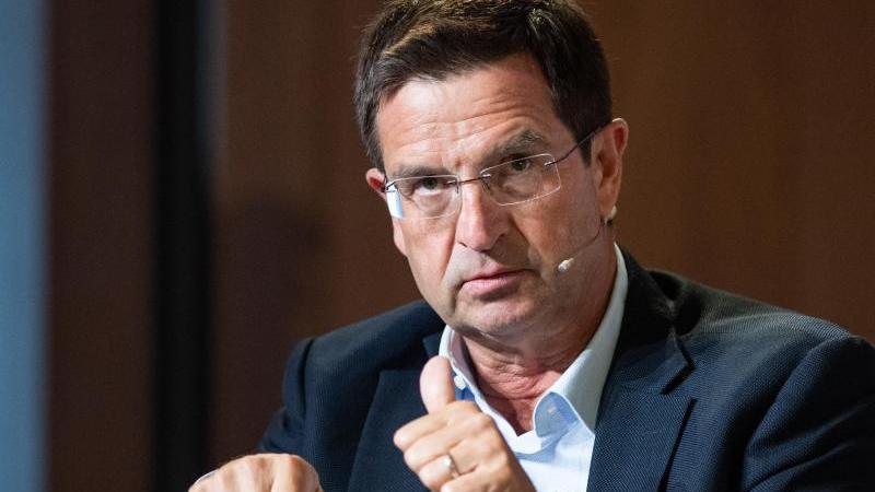 Manfred Schoch spricht bei einer Podiumsdiskussion