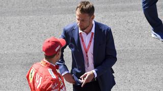 Jenson Button interviewt Sebastian Vettel (li.)
