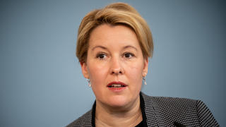 ARCHIV - 23.03.2020, Berlin: Franziska Giffey (SPD), Bundesministerin für Familie, Senioren, Frauen und Jugend, spricht bei einer Pressekonferenz zu Maßnahmen ihres Ministeriums im Rahmen der Corona-Krise. Franziska Giffey hat eine Rückkehr zum Kita-Regelbetrieb im Sommer in Aussicht gestellt. (zu dpa: «Giffey stellt Kita-Regelbetrieb im Sommer in Aussicht») Foto: Michael Kappeler/dpa +++ dpa-Bildfunk +++