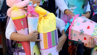 18.08.2018, Mecklenburg-Vorpommern, Rostock: Die Kinder der "Schildkrötenklasse" stehen nach ihrer feierlichen Einschulung in der Werner-Lindemann-Grundschule mit ihren Zuckertüten auf der Treppe. Rund 13 600 Erstklässler in Mecklenburg-Vorpommern wurden vor dem offiziellen Schulstart am 20.08.2018 in ihrer künftigen Schule begrüßt. (zu "Zuckertüten für 13 600 Erstklässler - Schulstart am Montag" vom 18.09.2018) Foto: Bernd Wüstneck/dpa +++ dpa-Bildfunk +++