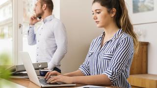 Young woman working on her laptop at home model released Symbolfoto property released PUBLICATIONxINxGERxSUIxAUTxHUNxONLY JHAF00021  