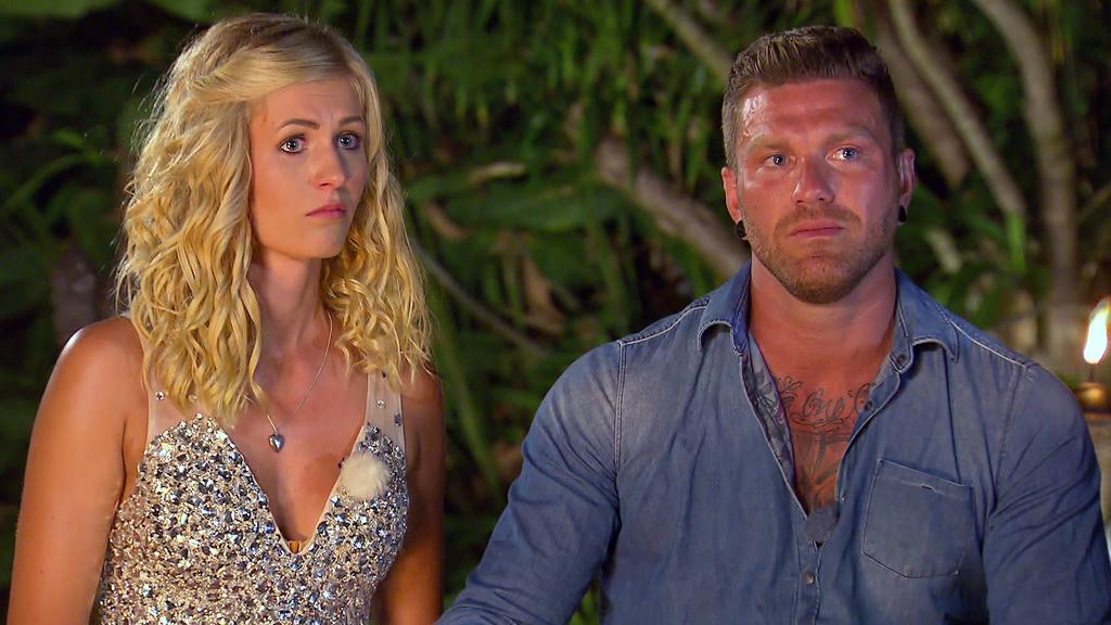 Hanna und Till am Lagerfeuer von „Temptation Island“ 2020. Trotz anschließendem Heiratsantrag von Till kam es nie zur Hochzeit.