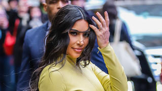 ARCHIV - 05.02.2020, USA, New York: Reality-TV-Star und Unternehmerin Kim Kardashian verlässt nach der Aufzeichnung von "Good Morning America" das Studio. Kardashian hat sich an die Bedürfnisse der Pandemie angepasst und bietet bei ihrem Unterwäsche-Label nun auch Gesichtsmasken an. (zu dpa "Kim Kardashians Modemarke verkauft Schutzmasken") Foto: Vanessa Carvalho/ZUMA Wire/dpa +++ dpa-Bildfunk +++
