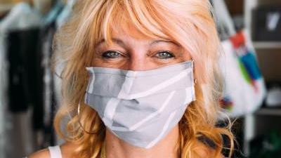 Fotografin Annika Nüdling porträtiert Menschen mit Maske