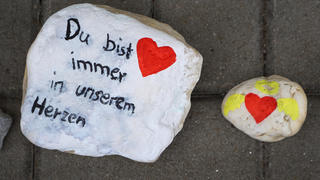 23.05.2020, Nordrhein-Westfalen, Viersen: Bemalte Steine liegen vor dem Eingang einer Kindertagesstätte in Viersen. In einer Viersener Kita soll eine Erzieherin ein dreijähriges Kind getötet haben. Die 25-Jährige sei festgenommen worden und befinde sich wegen Mordverdachtes in Untersuchungshaft, teilten Staatsanwaltschaft und Polizei Mönchengladbach mit. Foto: Sascha Rixkens/dpa +++ dpa-Bildfunk +++