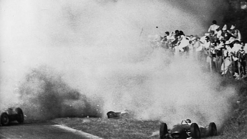 ARCHIV - Dichter Qualm liegt nach der Kollisions-Tragödie vom 10.09.1961 über der Unglückstätte von Monza. Links der Ferrari des deutschen Formel 1-Fahrers Wolfgang Graf Berghe von Trips, der kurz nach dem Start zum Großen Preis von Italien bei der D