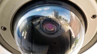 Eine Überwachungskamera filmt einen öffentlichen Bereich