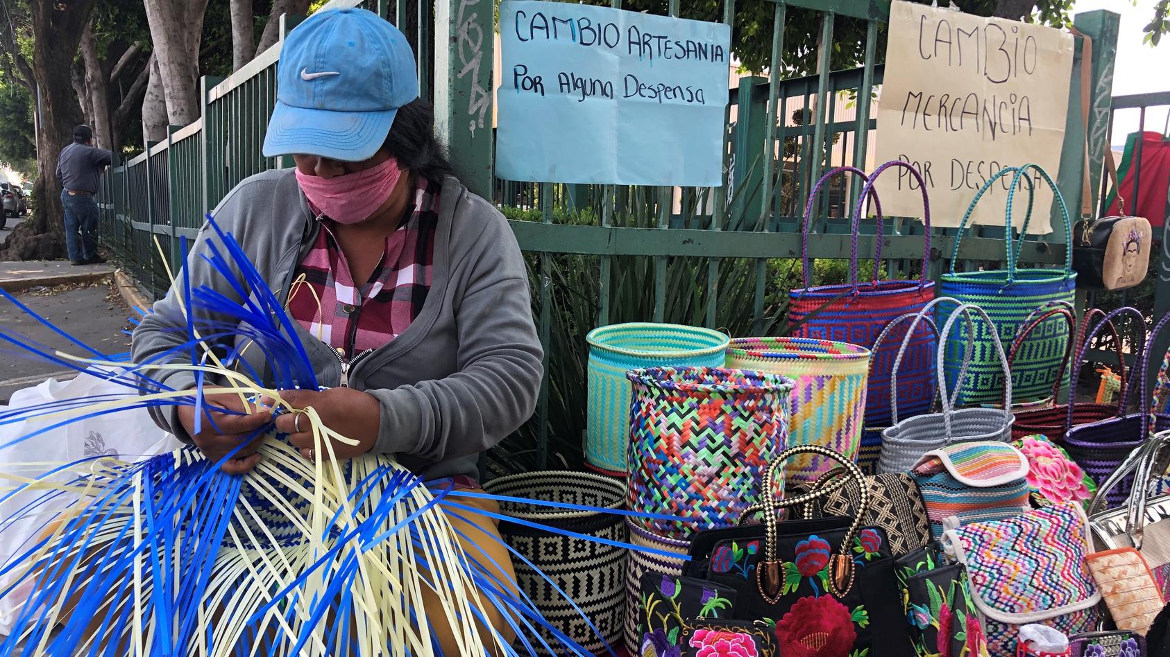Coronavirus in Mexiko: Carmen verkauft Kunsthandwerk, aktuell tauscht sie dieses aber auch gegen Lebensmittel