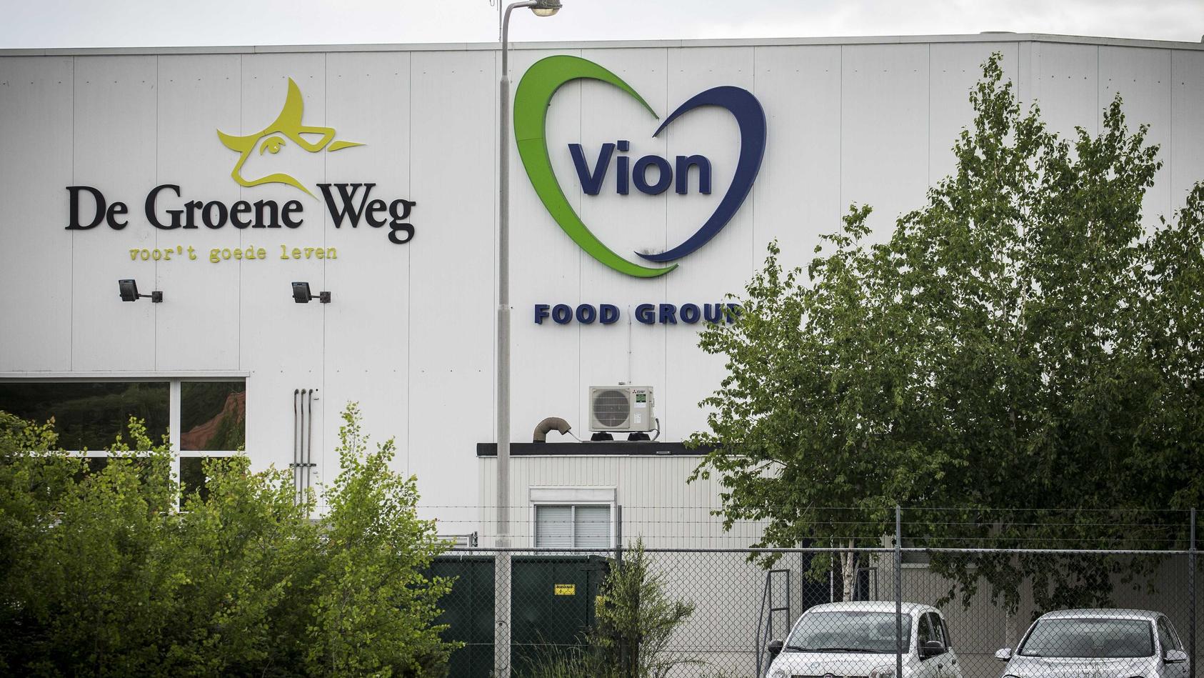 Niederlande, Groenloo: Logos der Vion-Gruppe. Schlachthof in Groenlo unweit der Grenze zu Deutschland sind 147 Mitarbeiter positiv auf das Coronavirus getestet worden.