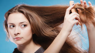 Trockene Haare benötigen eine besondere Pflege - ÖkoTest nimmt sie unter die Lupe