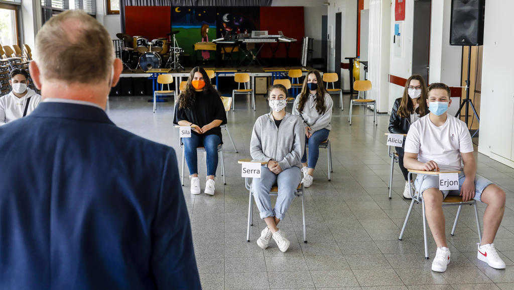 Neuer Alltag in vielen Schulen: Maskenpflicht und Mindestabstand im Klassenzimmer.