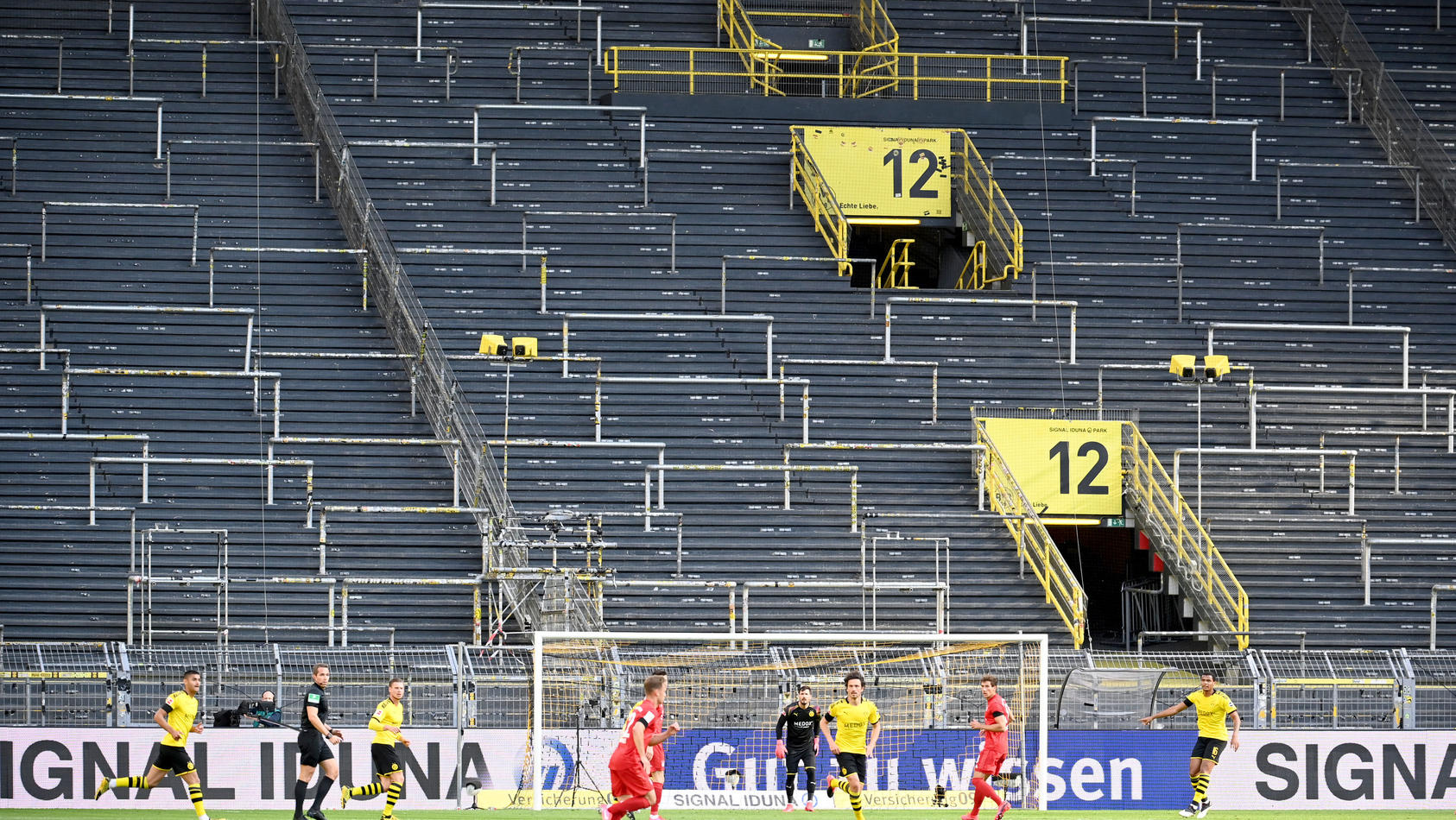 Fans Argern Sich Uber Sky Probleme Beim Topspiel Dortmund Bayern
