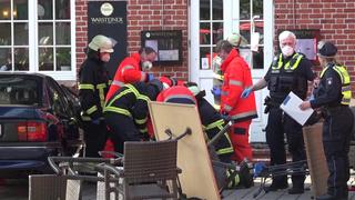 Autofahrer rast in Terrasse vor Restaurant in Hamburg