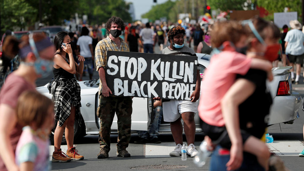 Protesters gather at the scene where George Floyd, an unarmed black man, was pinned down by a police officer kneeling on his neck before later dying in hospital in Minneapolis, Minnesota, U.S. May 26, 2020. REUTERS/Eric Miller TPX IMAGES OF THE D