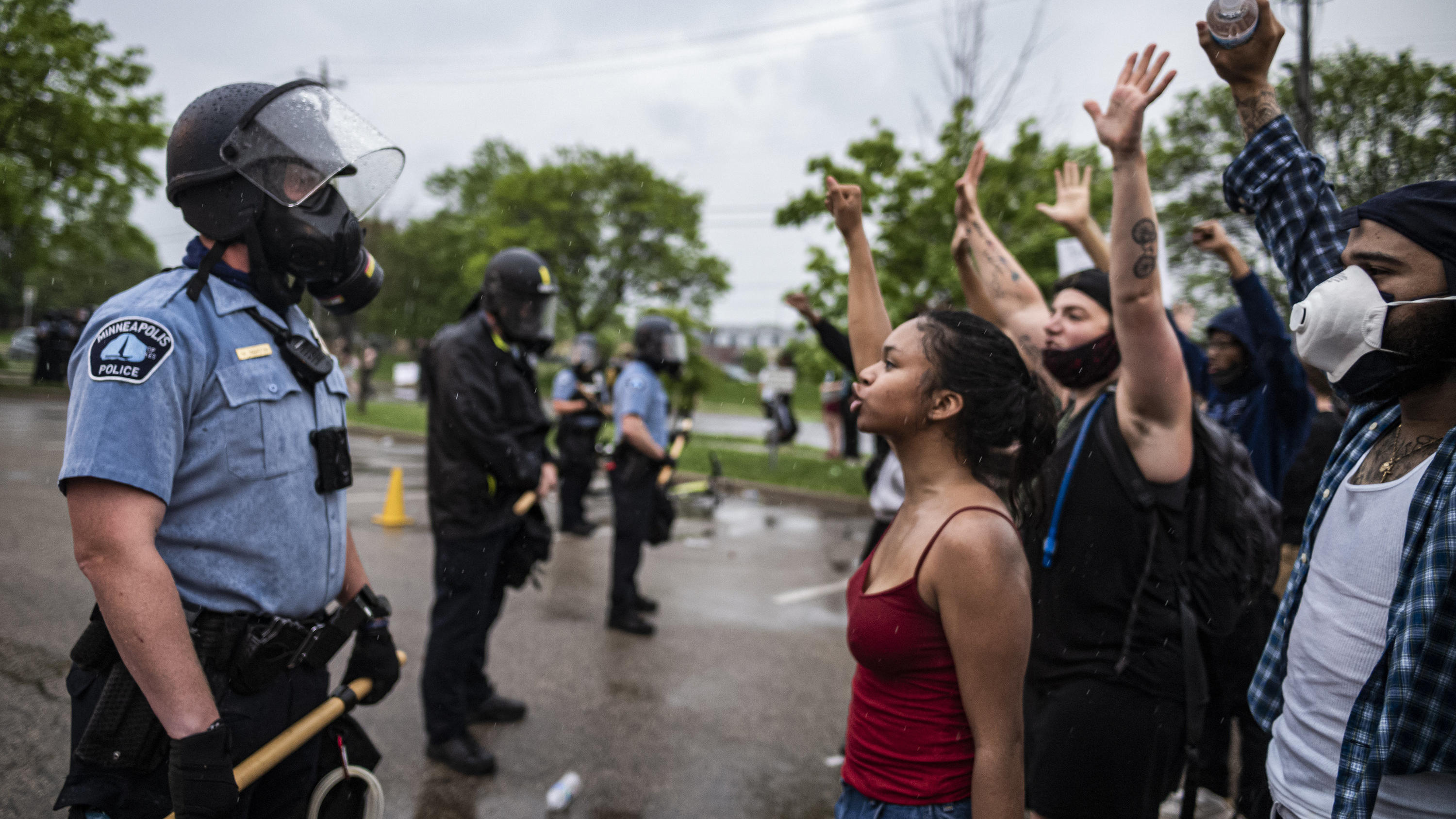 dpatopbilder - 26.05.2020, USA, Minneapolis: Demonstranten und Polizisten stehen sich während eines Protests für einen Mann afroamerikanischer Abstammung demonstrierten, der nach der Festnahme durch die Polizei verstarb, gegenüber. Der weiße Polizist