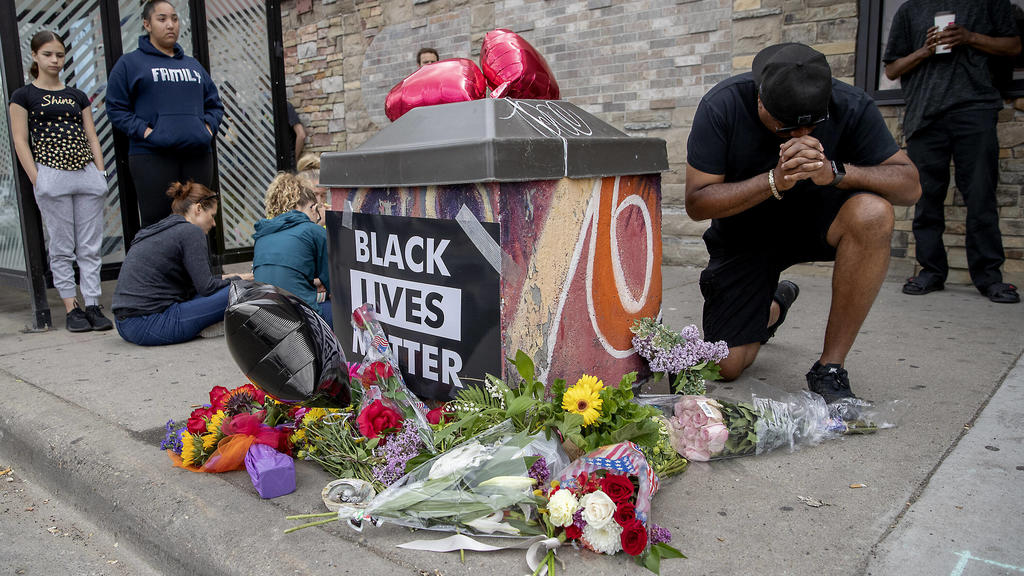 May 26, 2020, Minneapolis, MN, USA: People placed flowers Tuesday near the site where a man died after a confrontation with Minneapolis police on Monday evening at 38th and Chicago in south Minneapolis. Minneapolis USA - ZUMAm67 20200526zafm67044 Cop
