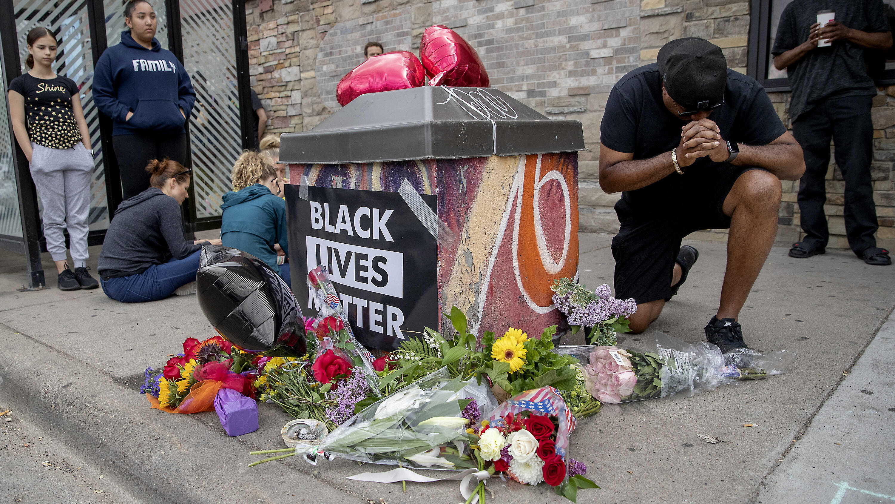May 26, 2020, Minneapolis, MN, USA: People placed flowers Tuesday near the site where a man died after a confrontation with Minneapolis police on Monday evening at 38th and Chicago in south Minneapolis. Minneapolis USA - ZUMAm67 20200526zafm67044 Cop