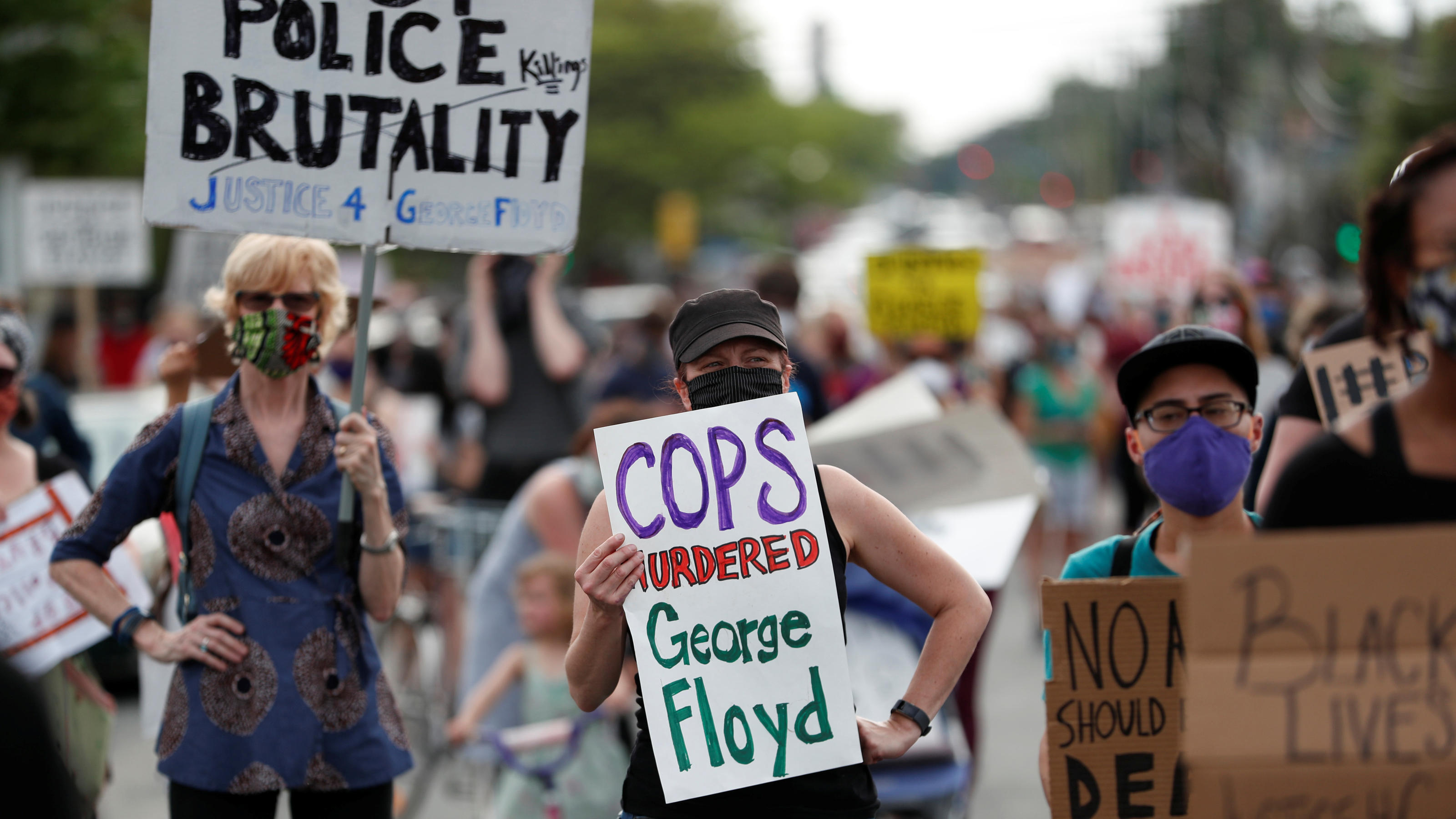 Protesters gather at the scene where George Floyd, an unarmed black man, was pinned down by a police officer kneeling on his neck before later dying in hospital in Minneapolis, Minnesota, U.S. May 26, 2020. REUTERS/Eric Miller