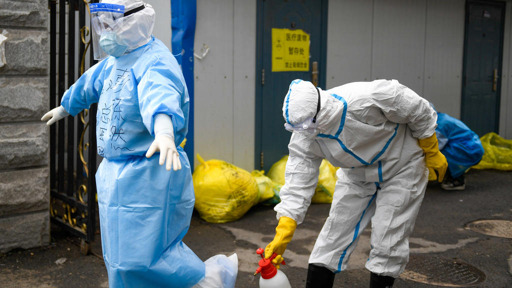 China, Jilin: Ein medizinischer Mitarbeiter desinfiziert einen anderen, der kommt, um die COVID-19-Proben für einen Nukleinsäuretest im Zentrum für Krankheitskontrolle und Prävention einzureichen. Foto: Yan Linyun/XinHua/dpa