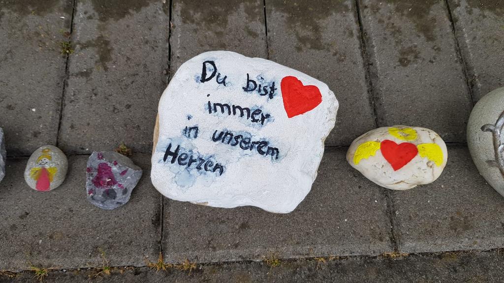Viersen: Bemalte Steine liegen nach Gretas (3) Tod vor dem Eingang der Kindertagesstätte