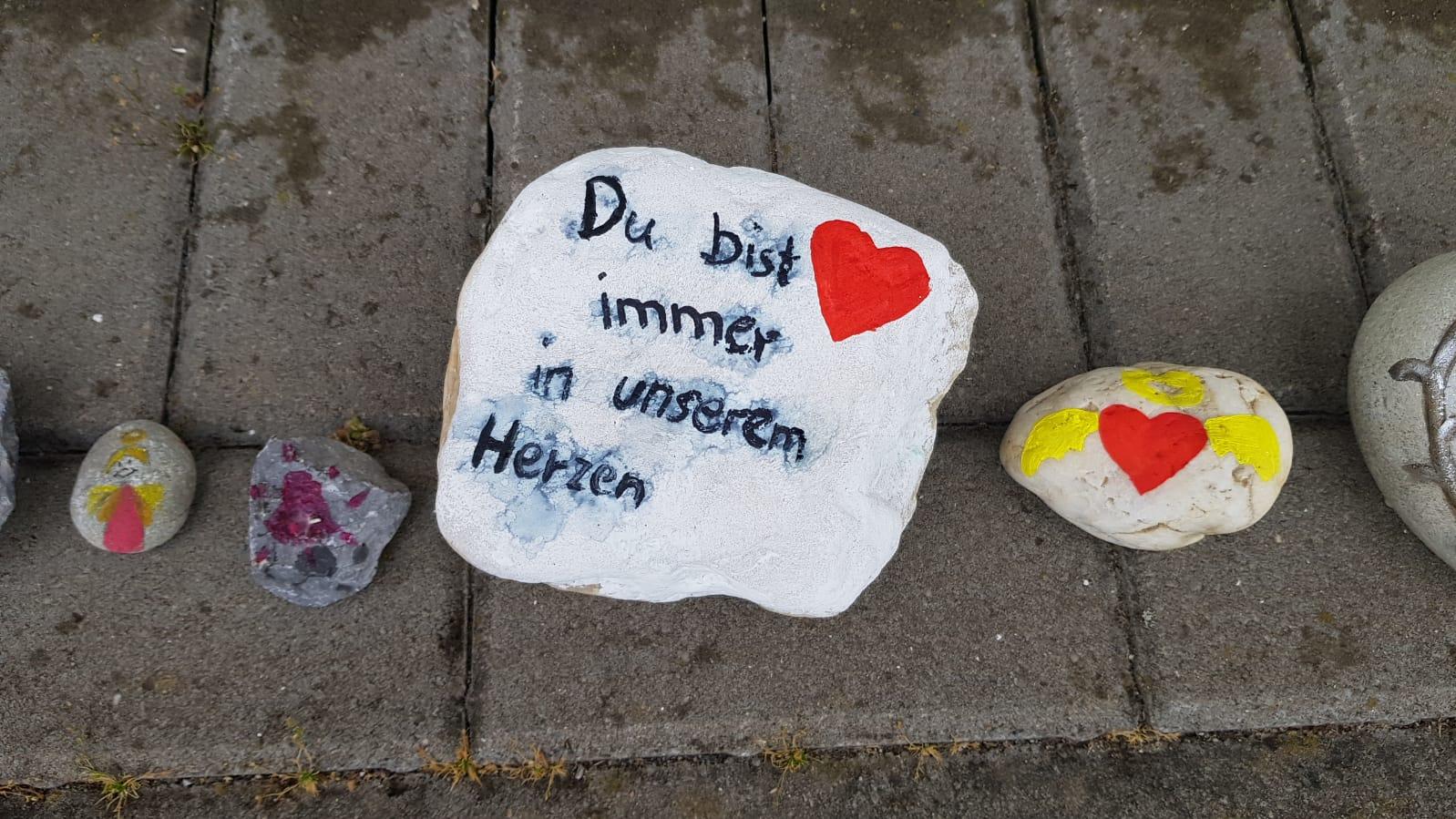 22.05.2020, Nordrhein-Westfalen, Viersen: Bemalte Steine liegen vor dem Eingang einer Kindertagesstätte in Viersen. In einer Viersener Kita soll eine Erzieherin ein dreijähriges Kind getötet haben. Die 25-Jährige sei festgenommen worden und befinde s
