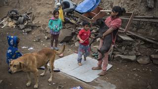 26.05.2020, Peru, Lima: Kinder spielen in der Nähe ihres Hauses im Stadtteil Villa Maria del Triunfo am Stadtrand von Lima Foto: Rodrigo Abd/AP/dpa +++ dpa-Bildfunk +++