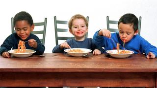 Das Themenfoto zum Internationalen Anti-Rassismus-Tag am 21.3.2001 zeigt drei Jungen, die im südhessischen Pfungstadt eine riesige Gaudi beim gemeinsamen Spaghetti-Essen haben. Rene (3), der togoisch-deutsche Eltern, Timon (3), der deutsch-deutsche Eltern, und Luis (3), der indonesisch-deutsche Eltern hat, könnten jeden Tag gemeinsam essen und gemeinsam haben sie dabei den dreifachen Spass (Foto v.l.n.r.). Rassismus und Ausgrenzung ist ihnen noch völlig unbekannt. Den Internationalen Tag für die Beseitigung der Rassendiskriminierung rief die UN-Generalversammlung 1966 aus.