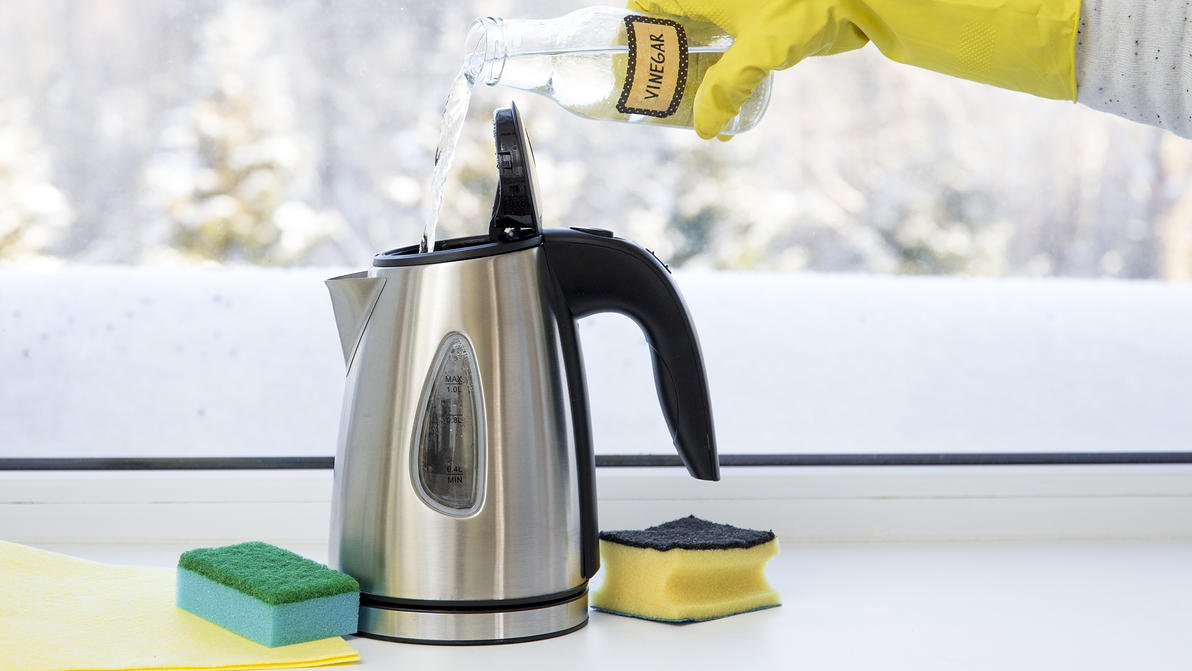 Wasserkocher und Kaffeemaschine werden dank Essigessenz wieder strahlend sauber.