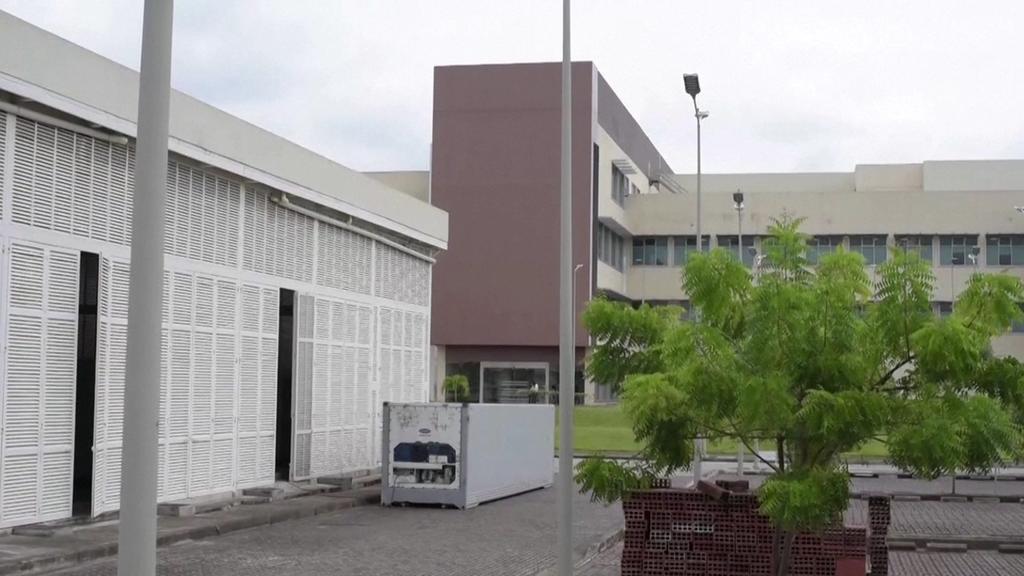 Container voller Leichen vor einem Krankenhaus in Guayaquil.