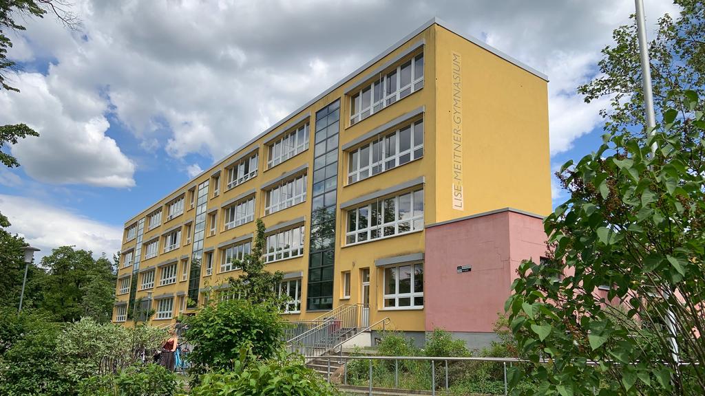 Lise-Meitner-Gymnasium in Falkensee. Hier unterrichtet die Lehrerin