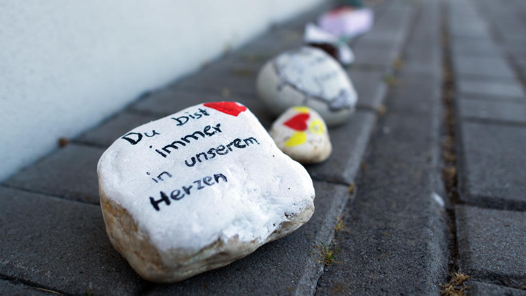 29.05.2020, Nordrhein-Westfalen, Viersen: Bemalte Steine liegen vor einer Kita. Bei den Ermittlungen gegen eine wegen Mordes an einem dreijährigen Kita-Kind verdächtigen Erzieherin sind die Behörden auf weitere Vorfälle in der beruflichen Vergangenhe