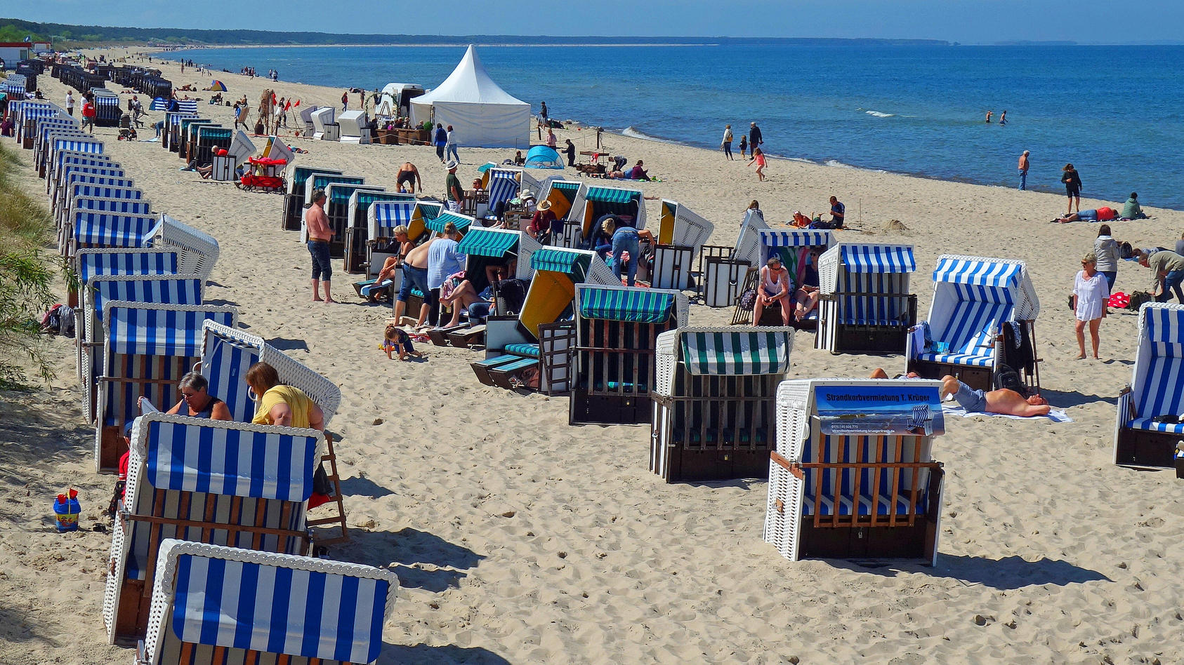  Erster Sonnentag nach der Lockerung in Mecklenburg / Vorpommern nutzten viele Urlauber und Einheimische hier in Zinnowitz auf der Insel Usedom. 26.05.2020 in Zinnowitz Coronavirus *** First sunny day after the relaxation in Mecklenburg-Western Pomer