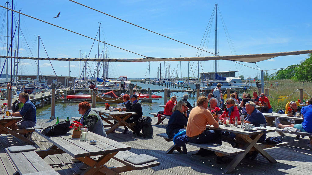 Yachthafen,Restaurant, Kaffees, Imbiss Pfingstsonntag nach der Lockerung in Mecklenburg / Vorpommern als hätte es nie Corona gegeben. Urlauber und Einheimische hier in Krummin Naturhafen auf der Insel Usedom. 31.05.2020 in Krummin Coronavirus *** Mar