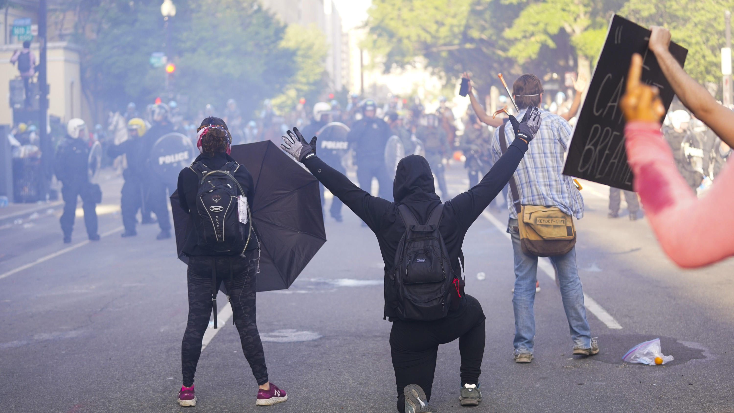01.06.2020, USA, Washington: Demonstranten stehen während eines Protests vor Polizisten. Landesweite Proteste richten sich nach dem gewaltsamen Tod des Afroamerikaners Floyd durch einen weißen Polizisten gegen Rassismus und Polizeigewalt. Die teils s