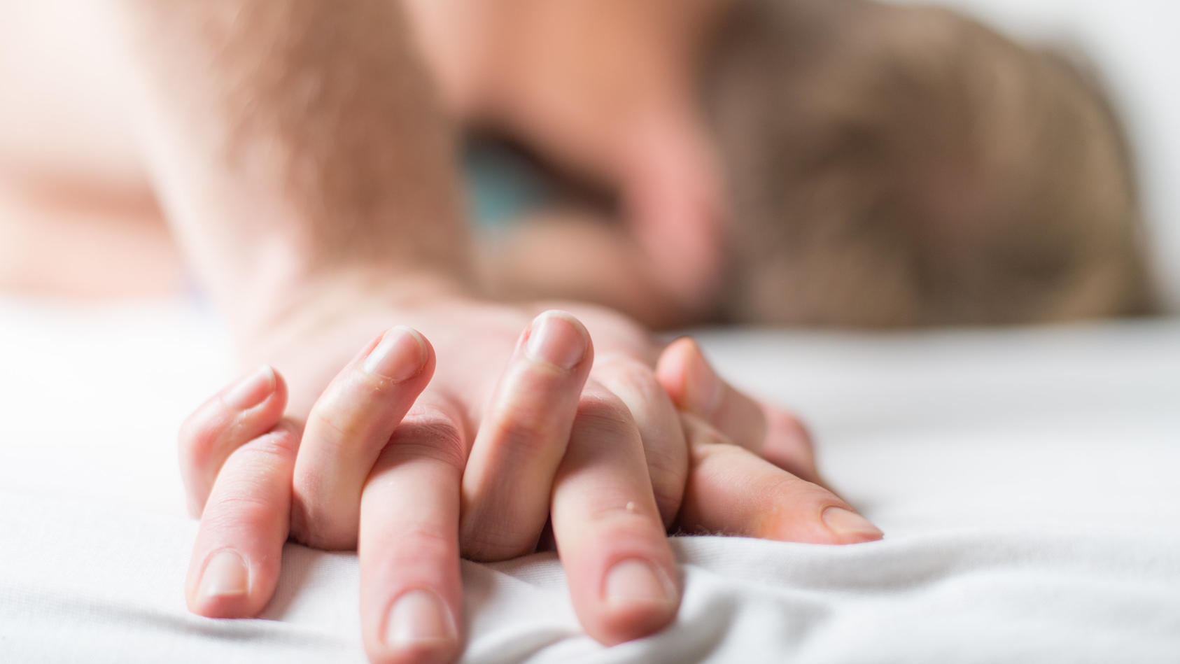 ARCHIV - 22.01.2018, Berlin: ILLUSTRATION - Ein junges Paar liegt im Bett. Auf Abstand und mit Mundschutz lässt sich schlecht flirten - dennoch leidet das Liebes- und Sexleben der Deutschen in der Corona-Krise einer Umfrage zufolge nur wenig. (zu dpa